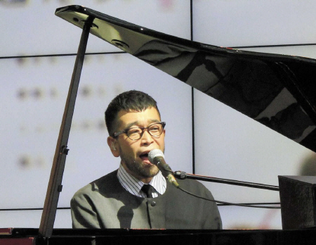 　書き下ろした関西テレビの社歌を生披露した槇原敬之＝大阪市内