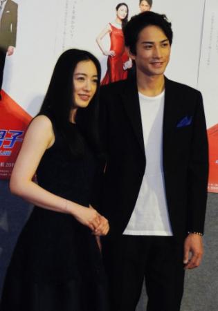 会見に登場した仲間由紀恵（左）と町田啓太＝ＮＨＫ