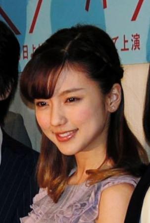 ゲネプロ前に取材に応じた真野恵里菜＝東京・本多劇場