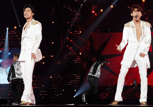 　ツアーを完走した東方神起のユンホ（左）とチャンミン＝東京ドーム