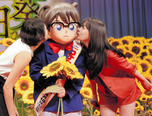 　コナン（中央）にキスをする榮倉奈々（左）と知英＝東京・イイノホール