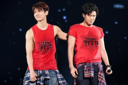 男泣きする東方神起のチャンミン（左）とユンホ＝東京ドーム