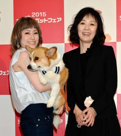 「ジャパンペットアワード」を受賞したＩＭＡＬＵ（左）と浅田美代子＝東京ビッグサイト（撮影・佐々木彰尚）