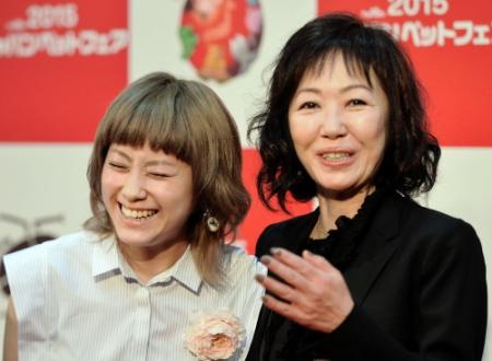 表彰式の後、笑顔を見せるＩＭＡＬＵ（左）と浅田美代子＝東京ビッグサイト（撮影・佐々木彰尚）