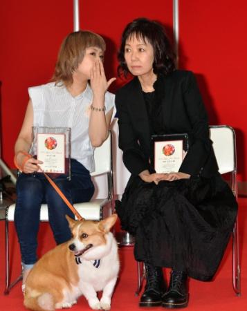 内緒話をするＩＭＡＬＵ（左）と浅田美代子＝東京ビッグサイト（撮影・佐々木彰尚）