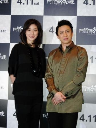 舞台あいさつを行った天海祐希（左）と市川染五郎＝東京・新宿