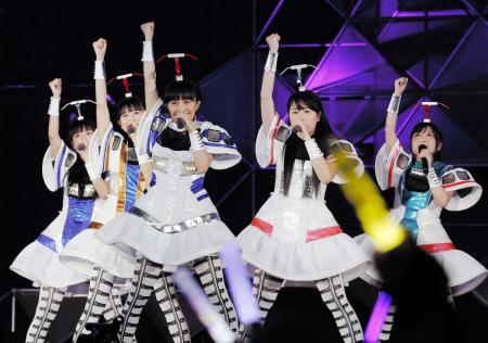 　新幹線がモチーフの衣装でパフォーマンスする、ももいろクローバーＺ＝福岡・ヤフオク！ドーム