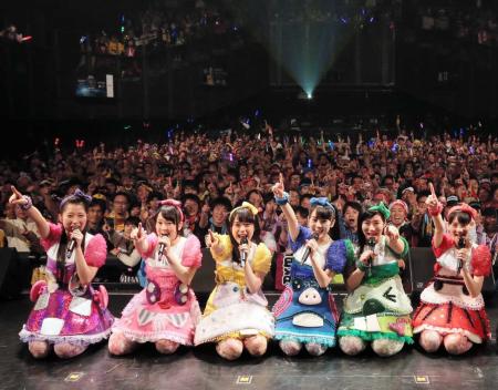 　頬に「ぐるぐるマーク」を書き、天才バカボンのキャラが描かれた衣装で登場したチームしゃちほこ＝東京・赤坂