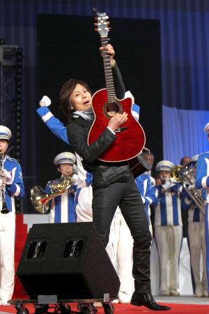 　母校の入学式をプロデュースし、ギターで会場を盛り上げるつんく♂＝近畿大学東大阪キャンパス記念会館