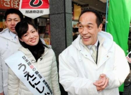 ２０１２年衆院選に、日本維新から出馬し“美女と野獣”コンビで演説した上西小百合氏（左）と東国原英夫氏＝大阪市吹田市