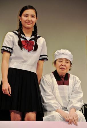 孫の内田伽羅（左）と登壇した樹木希林＝東京・虎ノ門