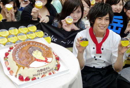 　「仮面ライダー凱武」に主演した俳優の佐野岳（右）