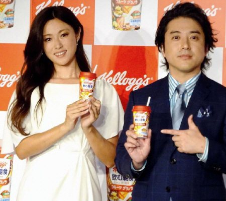 初のＣＭで深田恭子（左）と共演し大感激のムロツヨシ＝東京・六本木