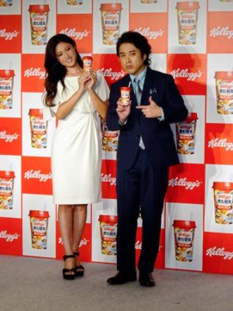 初のＣＭで深田恭子（左）と共演し大感激のムロツヨシ＝東京・六本木