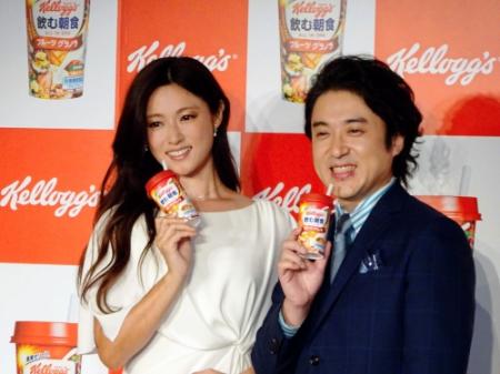 初のＣＭで深田恭子（左）と共演し大感激のムロツヨシ＝東京・六本木