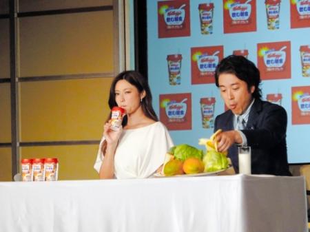 フルーツグラノラを飲む深田恭子（左）と同じ栄養素の食物を食べるムロツヨシ＝東京・六本木