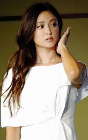 「ケロッグ　飲む朝食　フルーツグラノラ」の新ＣＭ発表会に登場した深田恭子＝東京・六本木