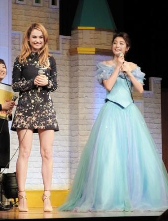 美脚を見せるシンデレラ役のリリー・ジェームズ（左）と、ドレス姿の木下優樹菜＝東京・六本木
