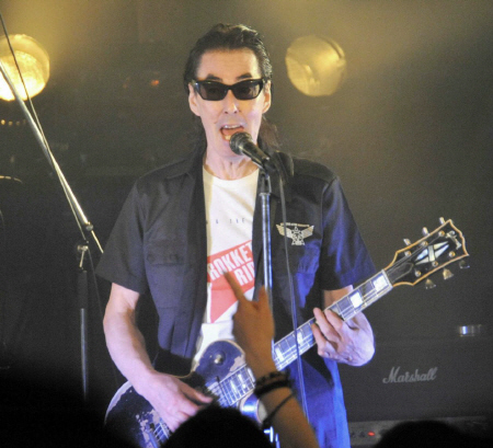 　追悼ライブで熱唱する鮎川誠＝東京・下北沢