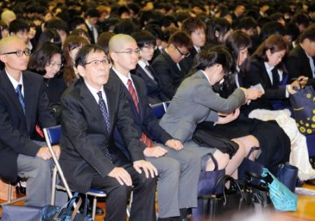 最前列で入学式に出席した萩本欽一（左手前）＝東京・駒沢大学駒沢キャンパス（撮影・開出　牧）