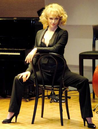 　妖艶な姿で会見したシャーロット・ケイト・フォックス＝東京・白金台