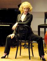 　妖艶な姿で会見したシャーロット・ケイト・フォックス＝東京・白金台