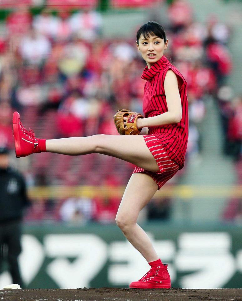 　美脚を披露して始球式を務めた栗山千明（撮影・出月俊成）
