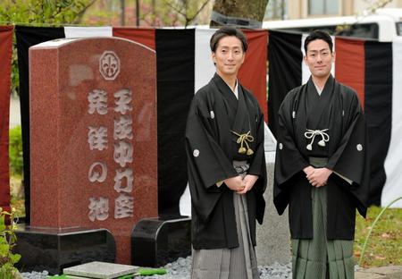 記念碑の前に立つ中村七之助（左）と中村勘九郎＝東京・隅田公園（撮影・西岡正）