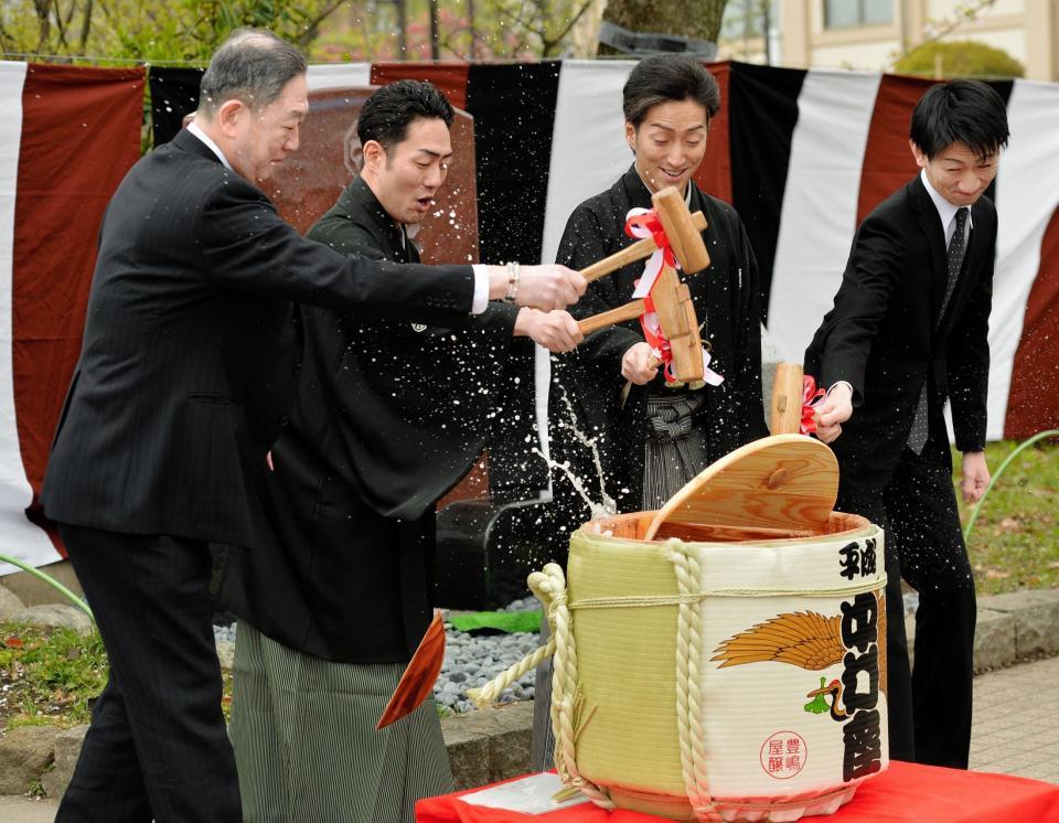 鏡割りを勢い良く行う（左から）坂東弥十郎、中村勘九郎、中村七之助、坂東新悟＝東京・隅田公園（撮影・西岡正）