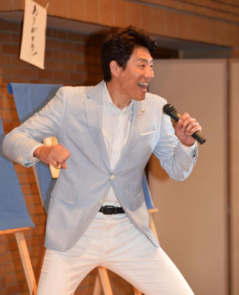 イベントに登場し、いきなり歌い出す松岡修造＝東京・市ケ谷（撮影・村中拓久）