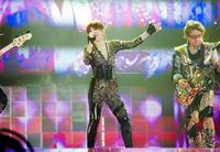 ミラーボディスーツで熱唱する浜崎あゆみ（左）＝さいたまスーパーアリーナ