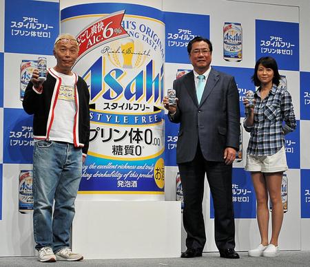 イベントに出席した（左から）所ジョージ、アサヒビール平野伸一副社長、森高千里＝東京・青山のスパイラルホール