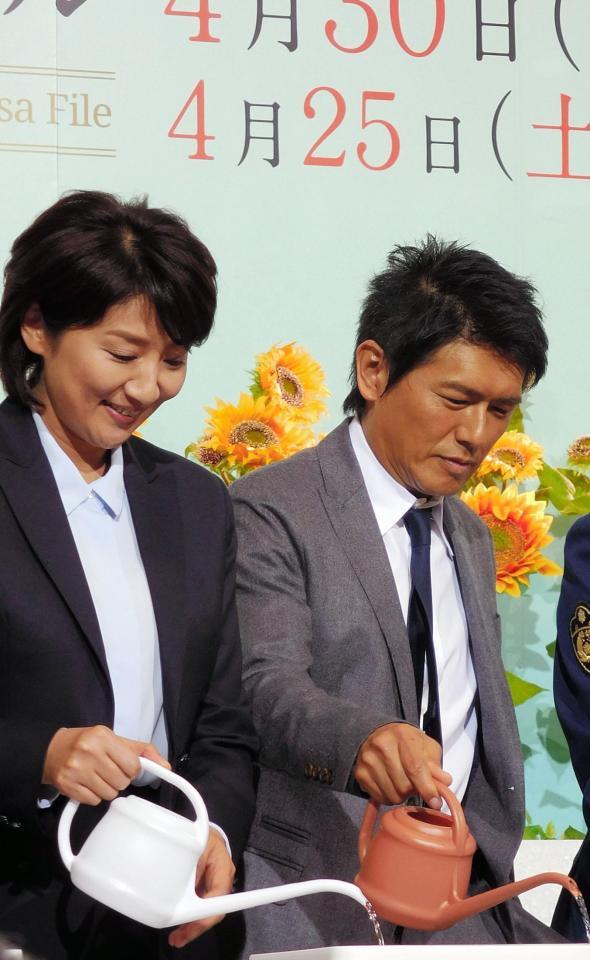 ひまわりの種まき会を行う（左から）松下由樹、高橋克典＝東京・テレビ朝日