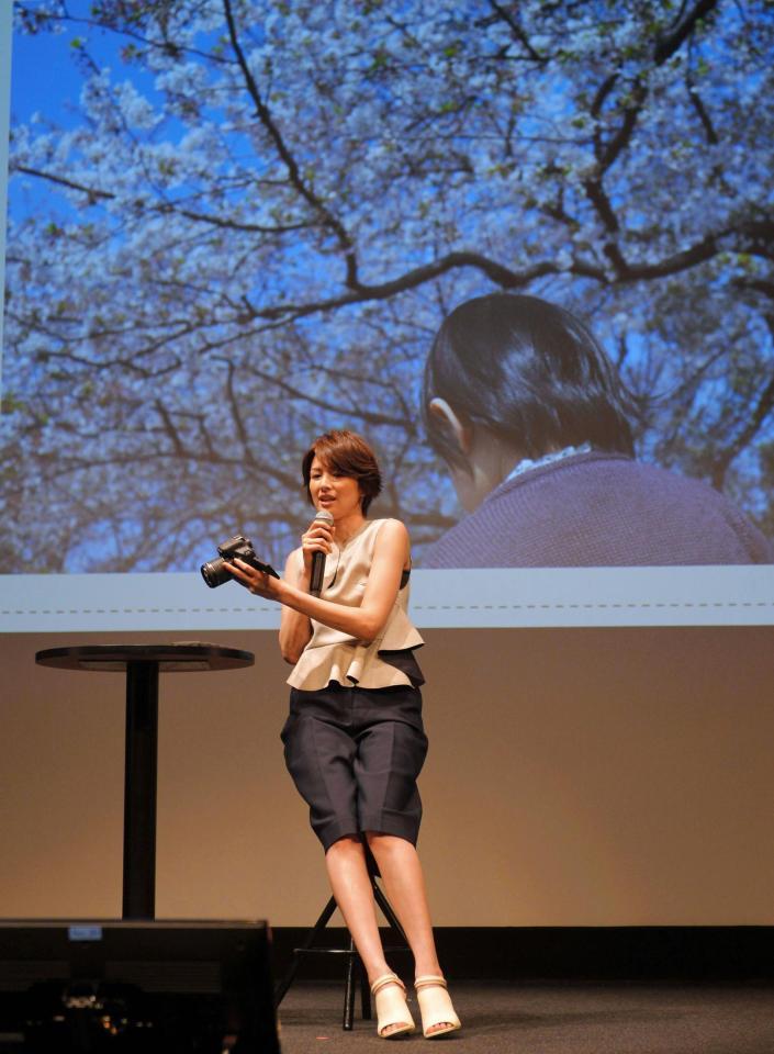 まな娘の写真を披露した吉瀬美智子＝東京・港南のコクヨホール（撮影・堀内翔）