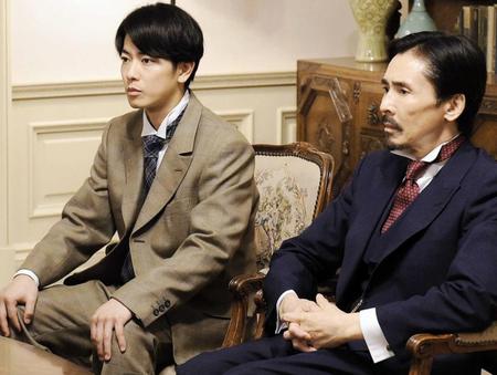 　「天皇の料理番」の一場面から佐藤健演じる篤蔵（左）と郷ひろみ演じる粟野