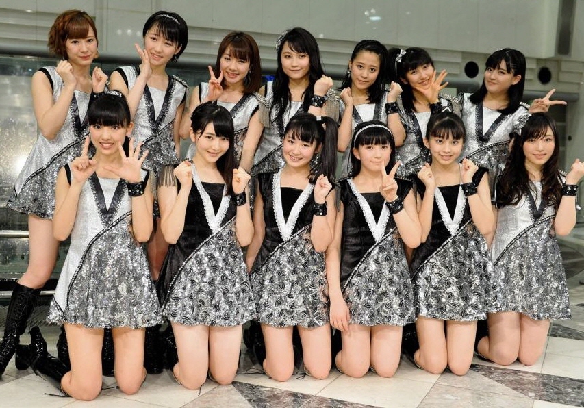 １３人の新体制で第１弾シングルを発表したモーニング娘。’１５の（前列左から）飯窪春菜、尾形春水、野中美希、羽賀朱音、牧野真莉愛、譜久村聖、（後列左から）生田衣梨奈、工藤遙、石田亜佑美、鞘師里保、小田さくら、佐藤優樹、鈴木香音＝東京・池袋サンシャインシティ噴水広場（撮影・園田高夫）