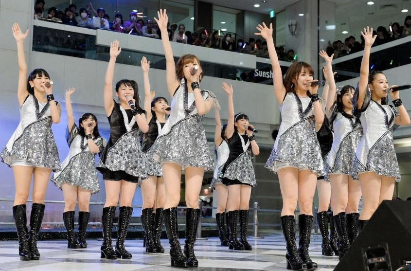 １３人体制で新曲を披露するモーニング娘。’１５＝東京・池袋サンシャインシティ噴水広場（撮影・園田高夫）