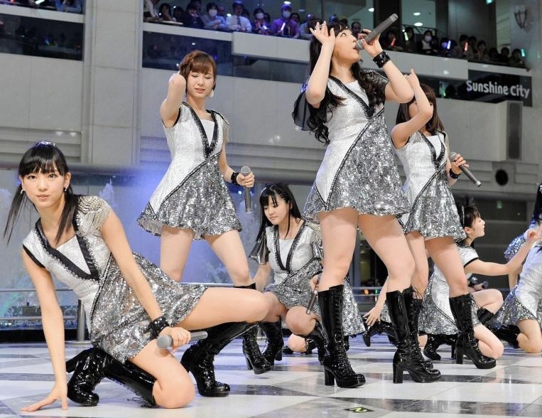 大勢のファンの前でパフォーマンスを披露するモーニング娘。’１５のメンバー＝東京・池袋サンシャインシティ噴水広場（撮影・園田高夫）