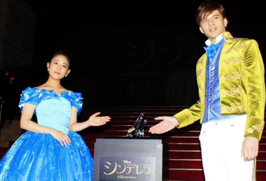 映画「シンデレラ」のイベントに登場した高畑充希（左）と城田優＝大阪市内