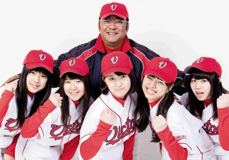 　ＭＶ初出演した亀山つとむ氏。前列はがんばれ！Ｖｉｔｏｒｙ