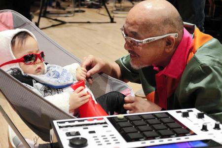 　ＭＶに出演した赤ちゃんをあやす松山千春