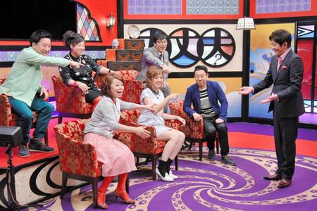 ＭＢＳの新番組収録で、有名女性タレントの“浮気癖”を暴露した菊地亜美（前列中央）