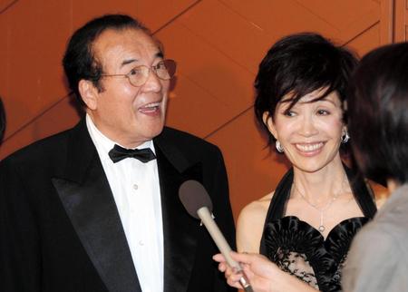 神田うのの結婚披露宴に妻・うつみ宮土理（右）と一緒に出席した愛川欽也さん＝２００７年１０月８日