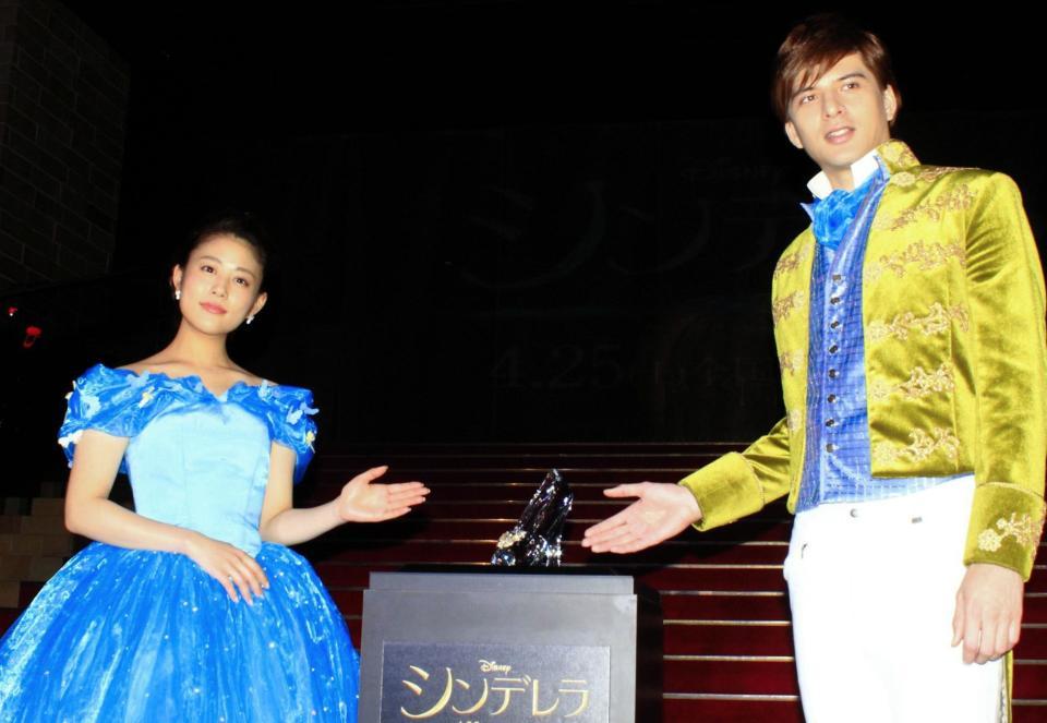 　映画「シンデレラ」のイベントに登場した高畑充希（左）と城田優＝大阪市内