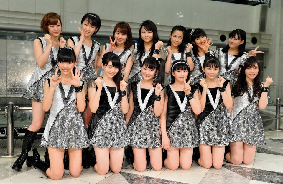 　モーニング娘。’１５の（前列右から）リーダーの譜久村聖、１２期メンバーの牧野真莉愛、羽賀朱音、野中美希、尾形春水＝東京・サンシャインシティ噴水広場（撮影・園田高夫）