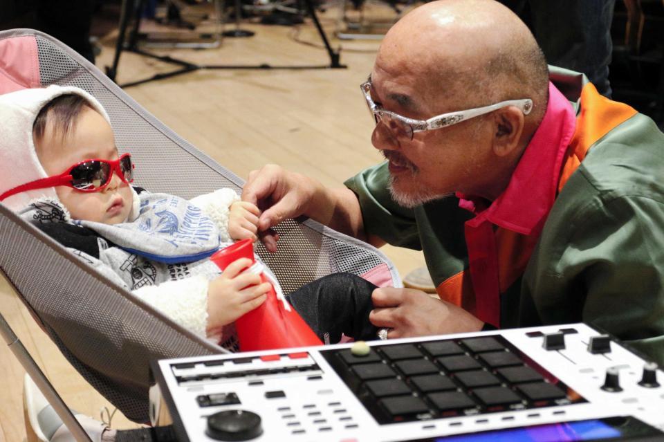 　ＭＶに出演した赤ちゃんをあやす松山千春