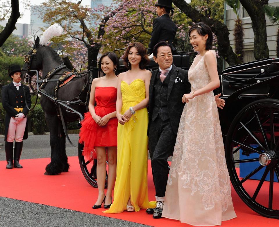 豪華な馬車で登場し、美女に囲まれご満悦？の水谷豊＝グランドプリンスホテル新高輪貴賓館