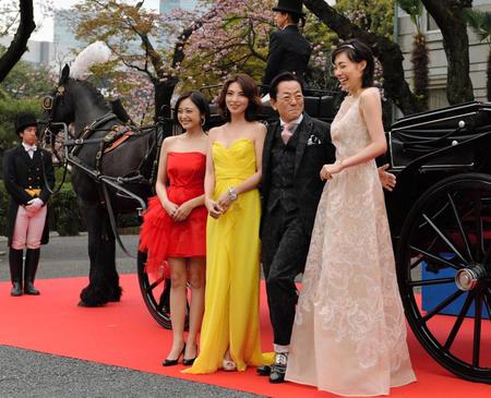 　美女に囲まれご満悦？（左から）安達祐実、田中麗奈、水谷豊、吹石一恵＝グランドプリンスホテル新高輪貴賓館