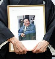 うつみ宮土理さんが手にしていた愛川欽也さんの遺影＝東京都内（撮影・園田高夫）