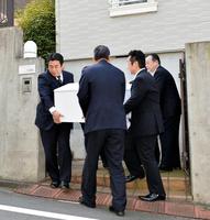 朝８時過ぎに自宅から愛川欽也さんのご遺体が運び出された＝東京都内（撮影・園田高夫）